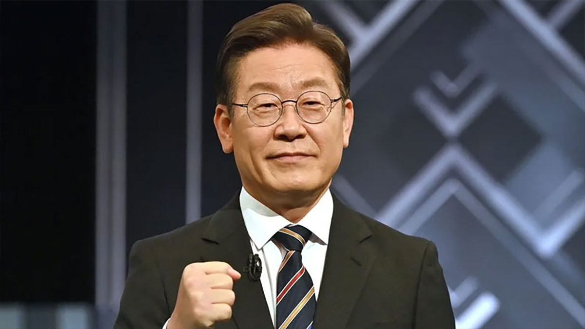 দক্ষিণ কোরিয়ার বিরোধীদলীয় নেতাকে ছুরিকাঘাত