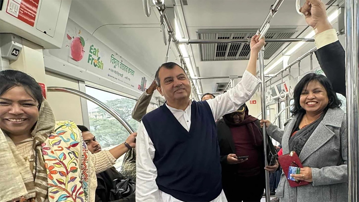 মেট্রোরেলে চড়ে পরিবেশ অধিদফতর পরিদর্শনে গেলেন মন্ত্রী