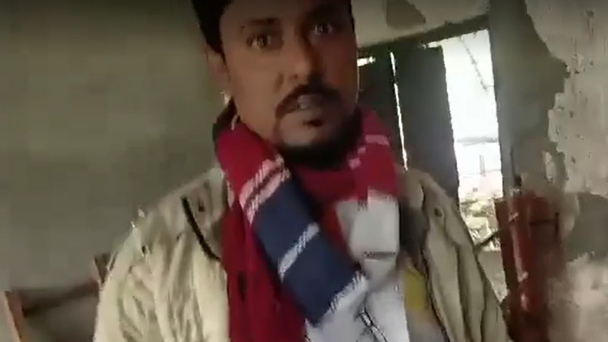 সাতক্ষীরা-১: নৌকায় সিল দেয়া ব্যালটসহ ধরা খেলেন স্বতন্ত্র প্রার্থীর এজেন্ট