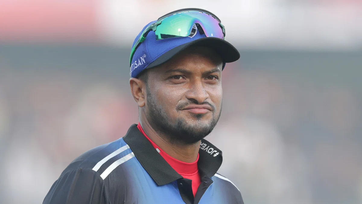 রাতে দেশে ফিরছেন সাকিব