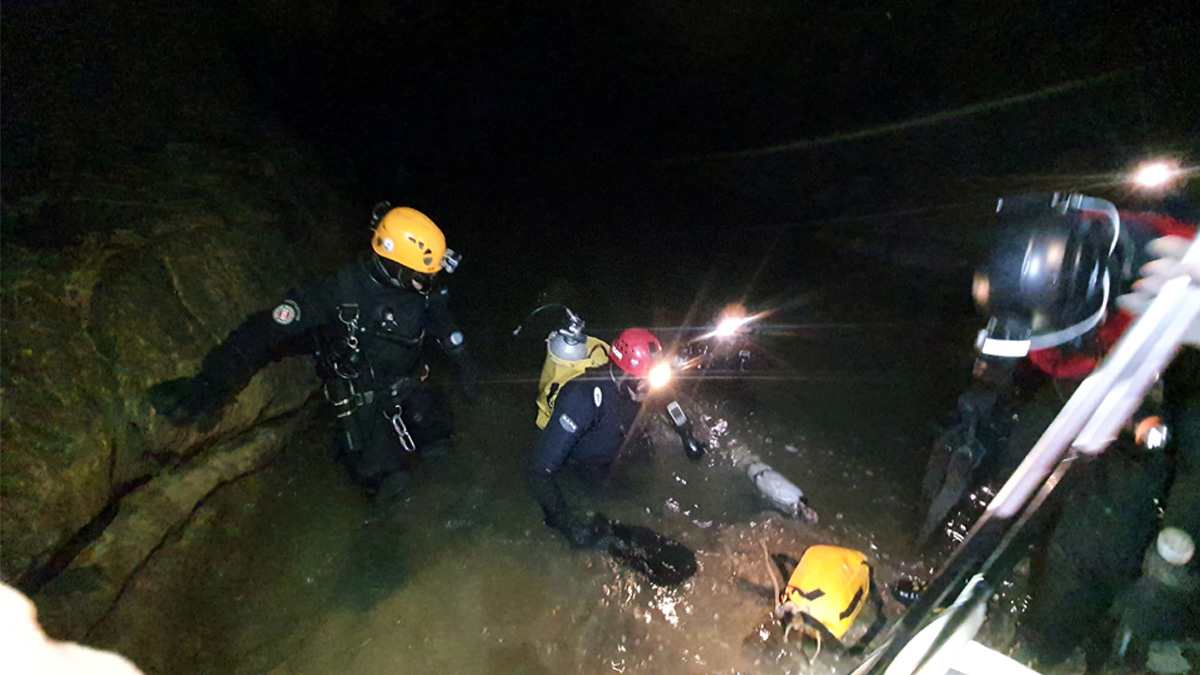 তীব্র বৃষ্টিতে স্লোভানিয়ার গুহায় আটকা পর্যটকরা