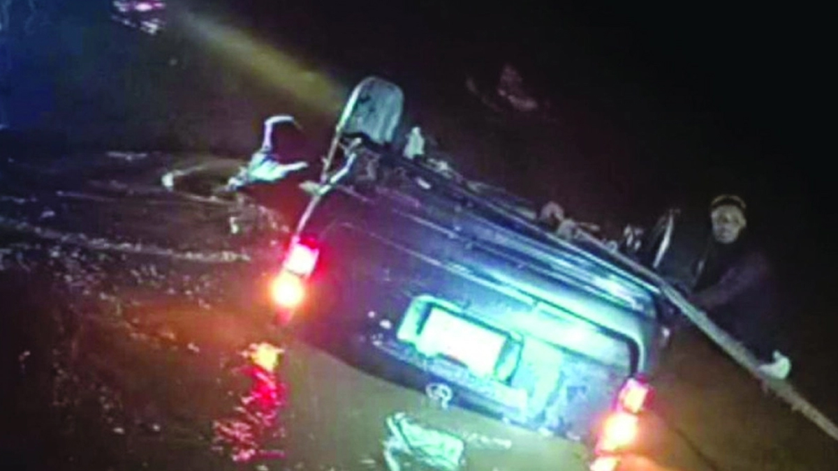 নিয়ন্ত্রণ হারিয়ে পুকুরে প্রাইভেটকার, ৪ ছাত্রলীগ কর্মী নিহত