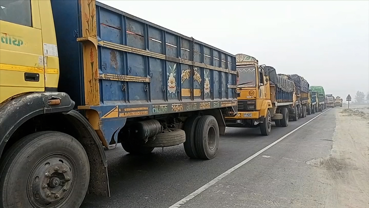 ঘন কুয়াশায় ঢাকা-টাঙ্গাইল মহাসড়কে যানজট