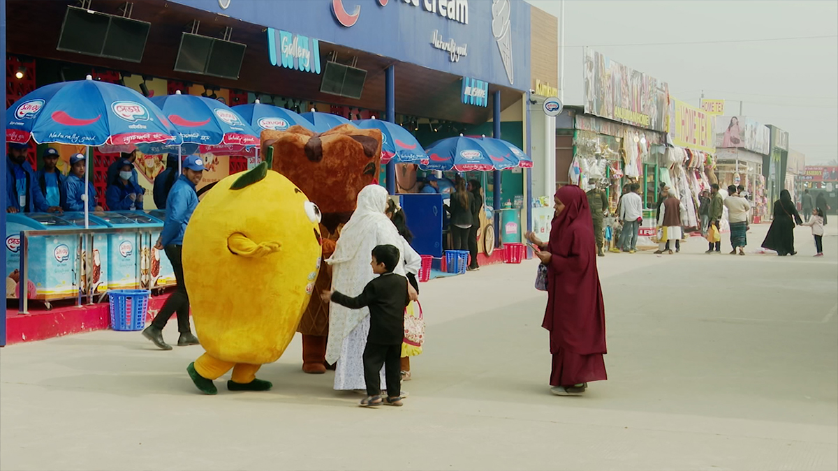 ভিড় নেই বাণিজ্য মেলায়, ক্রেতার চেয়ে দর্শনার্থী বেশি