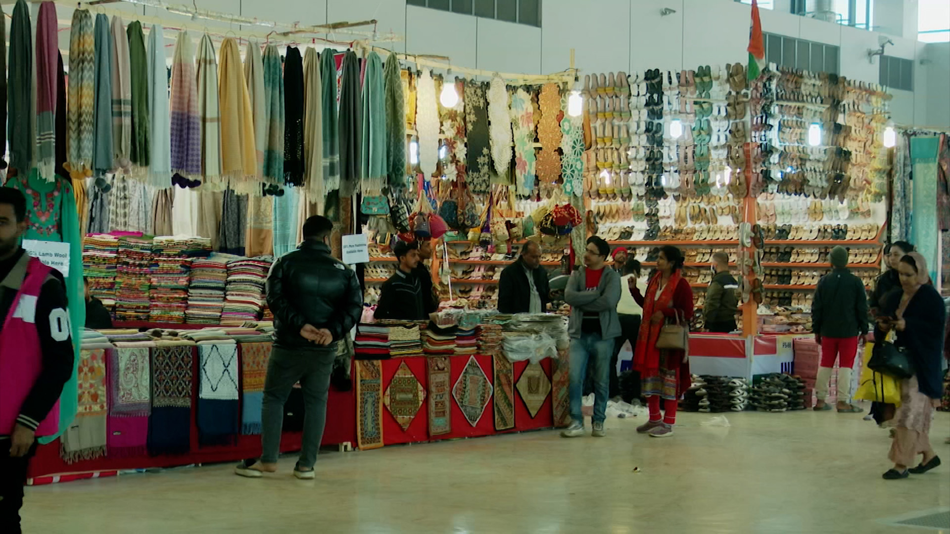 ছুটির দিনে জমে উঠেছে ঢাকা আন্তর্জাতিক বাণিজ্য মেলা