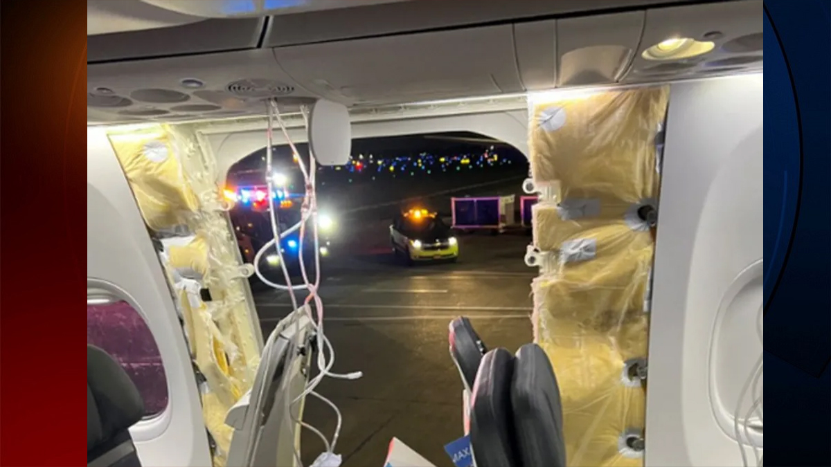 মাঝ আকাশে খুলে পড়লো বিমানের জানালা, জরুরি অবতরণ