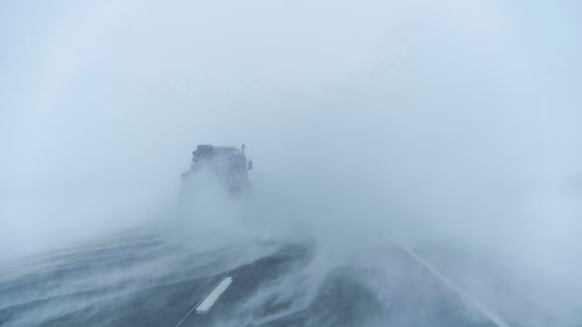 তীব্র ঠান্ডা ও তুষারপাতে বিপর্যস্ত যুক্তরাষ্ট্র