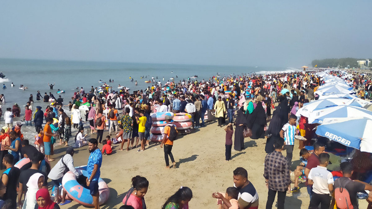 পর্যটকে পূর্ণ কক্সবাজার, তিল ধারণের ঠাঁই নেই হোটেলগুলোতে