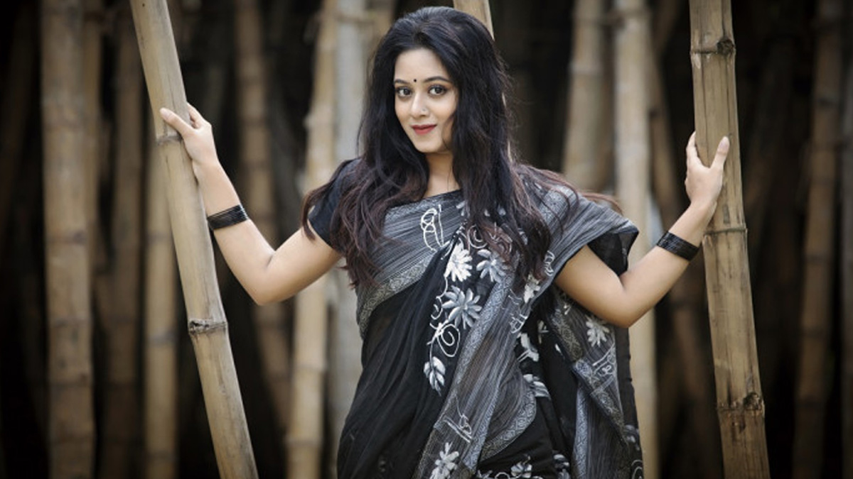 প্রতারকের কবলে পড়ে খুইয়ে ফেলা অর্থ ফেরত পেলেন দীঘি