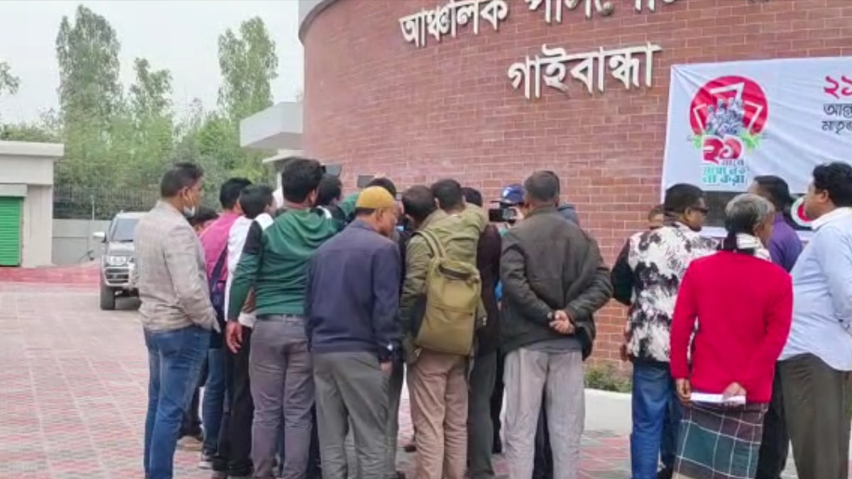 গাইবান্ধা পাসপোর্ট অফিসে দুদকের অভিযান, আটক ৩