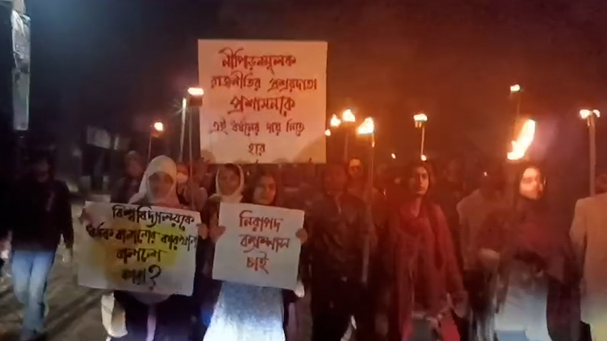 ধর্ষণকাণ্ডে উত্তাল জাবি, রাতভর মশাল মিছিল