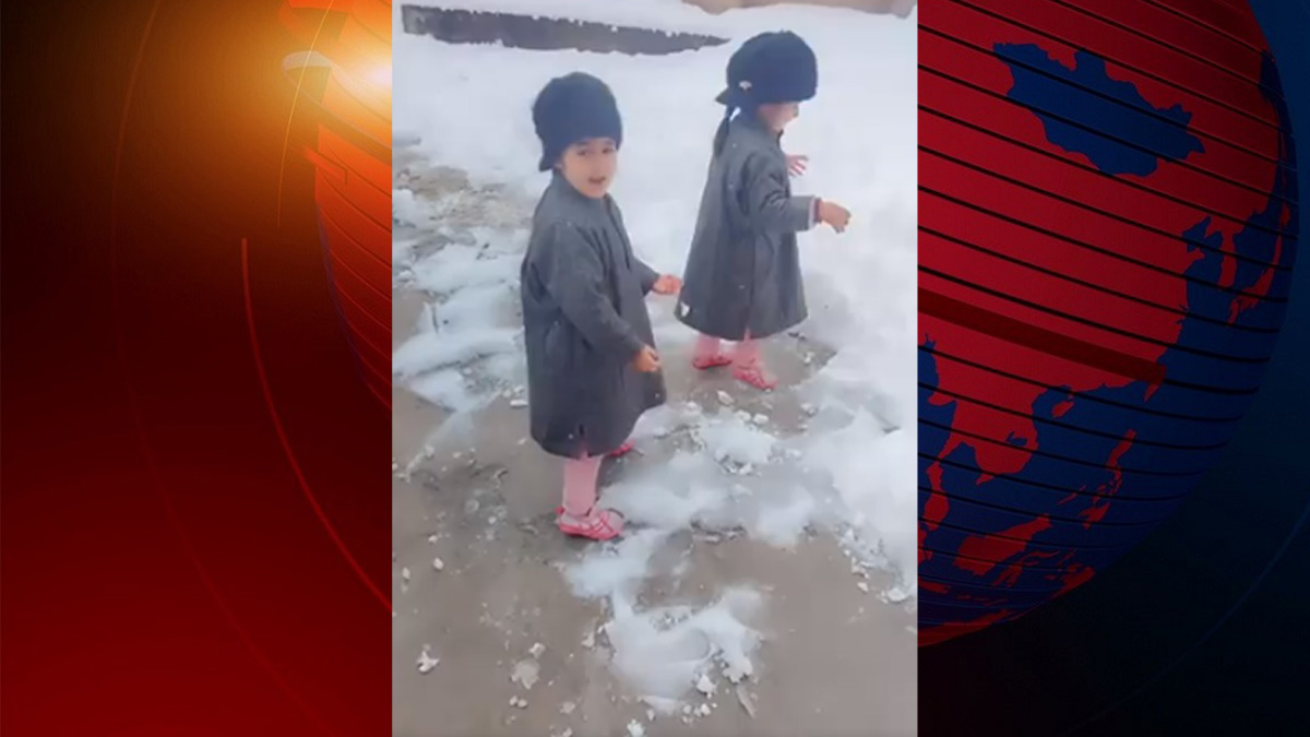 কাশ্মিরের তুষারপাতে দুই ছোট্ট অপ্সরী