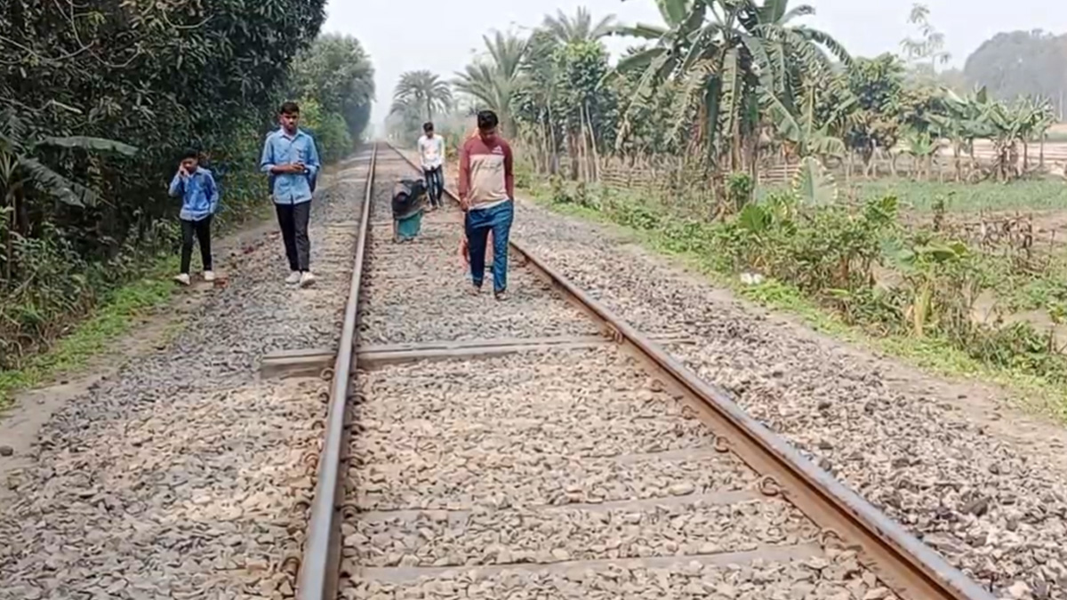 কোটচাঁদপুরে ট্রেনের ধাক্কায় স্কুলছাত্রের মৃত্যু