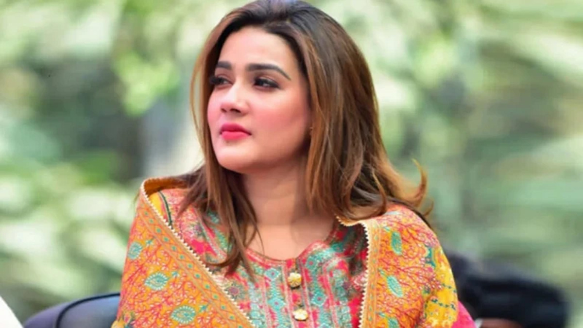 সবকিছু ছেড়ে আড়ালে মাহি