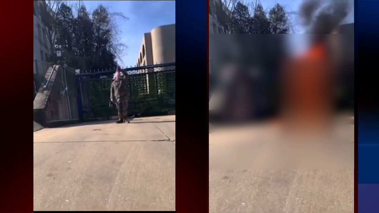 ইসরায়েলি গণহত্যা: নিজ গায়ে আগুন দেয়া সেই মার্কিন সেনার মৃত্যু নিজ গায়ে আগুন দেয়া সেই মার্কিন সেনার মৃত্যু