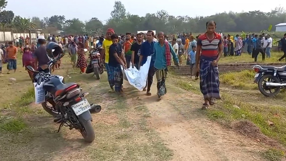 মায়ের গলাকাটা লাশের পাশে কাঁদছিলো কোলের শিশু