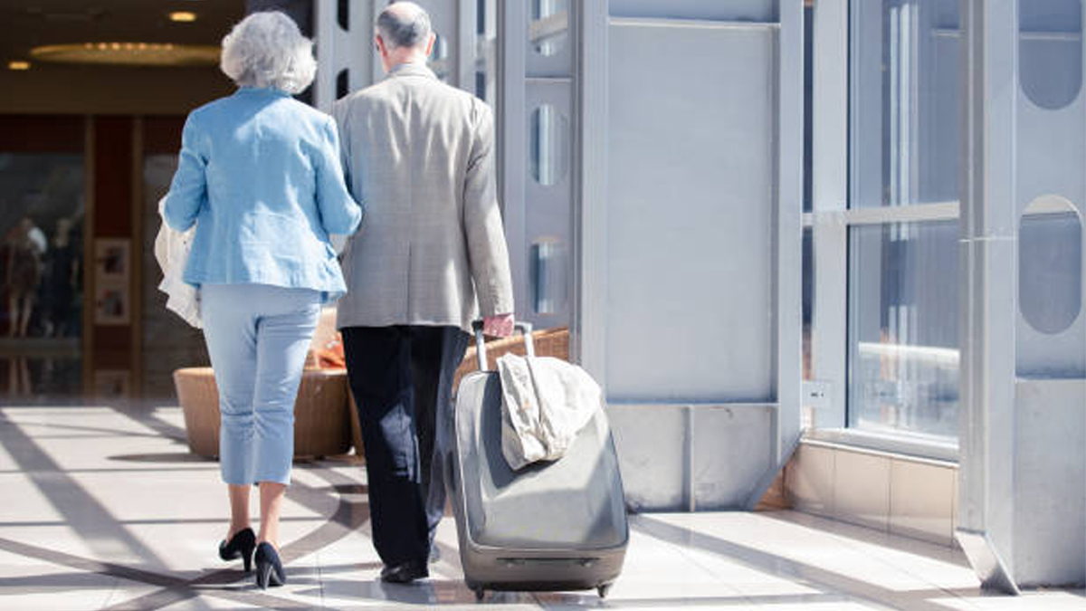 হুইল চেয়ারের অভাবে মুম্বাই বিমানবন্দরে বৃদ্ধের মৃত্যু