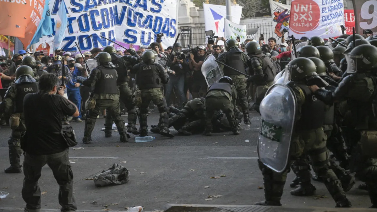 আর্জেন্টিনায় কংগ্রেসের সামনে বামপন্থীদের বিক্ষোভ