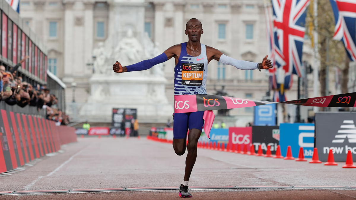 সড়ক দুর্ঘটনায় প্রাণ গেল ম্যারাথনে বিশ্ব রেকর্ডধারীর