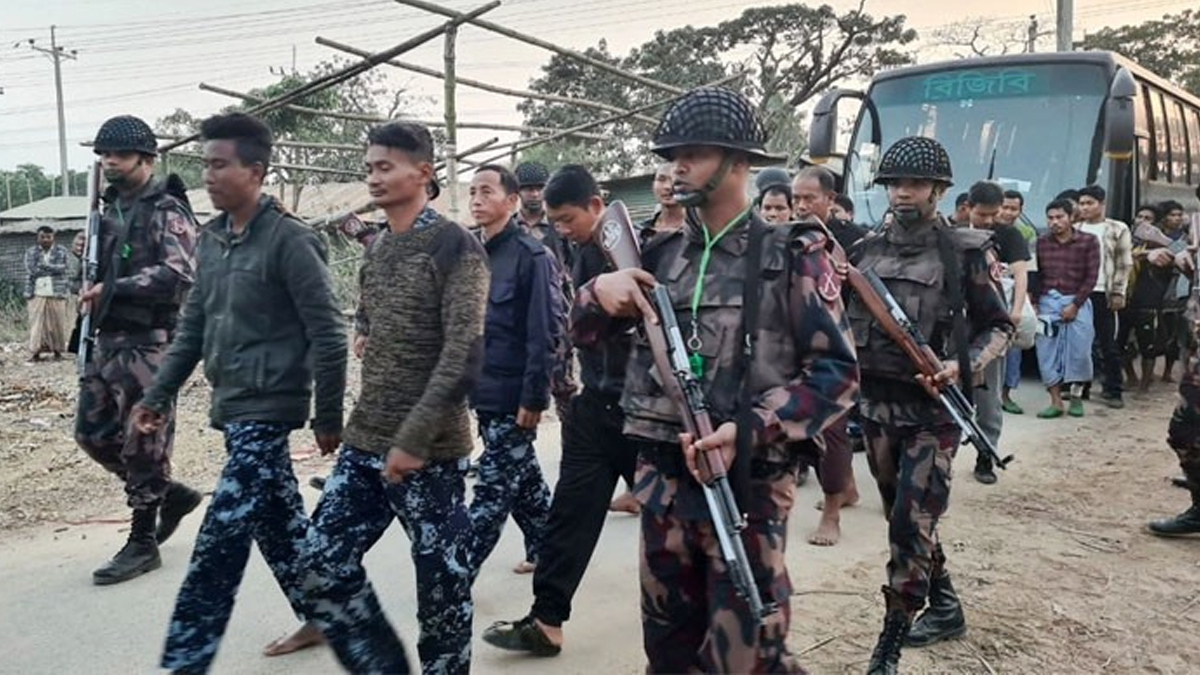 কক্সবাজারে চলছে মিয়ানমারের সীমান্তরক্ষীসহ ৩৩০ নাগরিককে হস্তান্তর