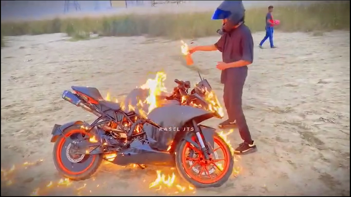 ৫ লাখ টাকার বাইক পোড়ানো সেই কন্টেন্ট ক্রিয়েটর গ্রেফতার, দিলেন অপকর্মের স্বীকারোক্তি