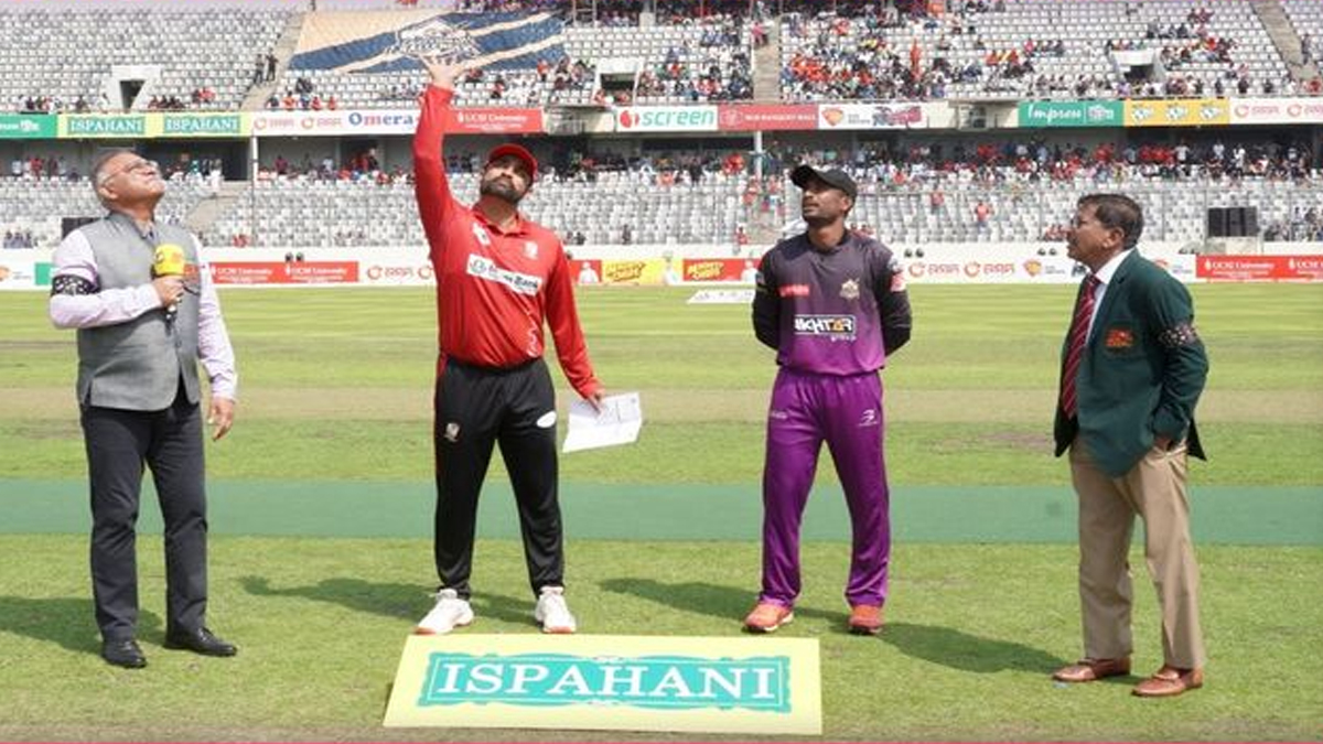 এলিমিনেটর ম্যাচে চট্টগ্রামের বিপক্ষে ফিল্ডিং করছে বরিশাল