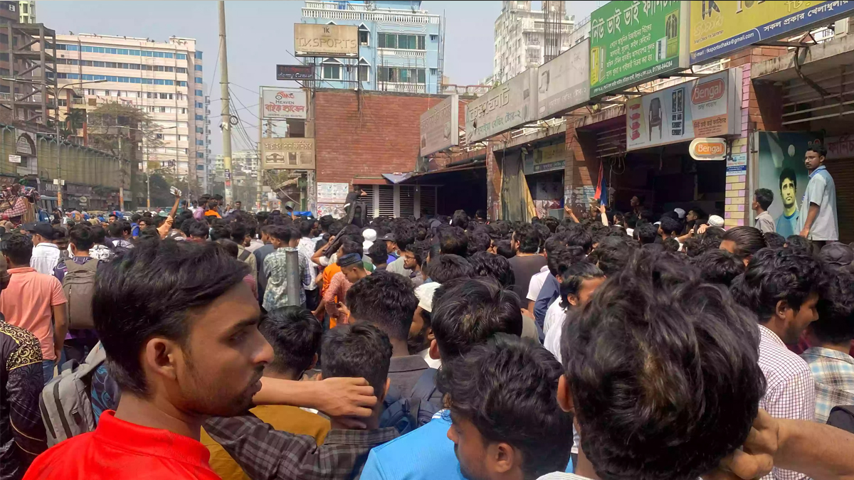 ফাইনালের টিকিট না পেয়ে ক্ষুব্ধ দর্শকরা