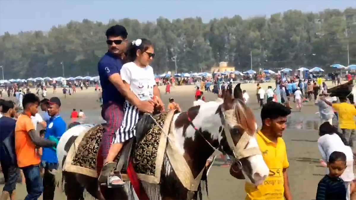 ছুটির দিনে পর্যটকদের পদচারণায় মুখর কক্সবাজার সমুদ্র সৈকত