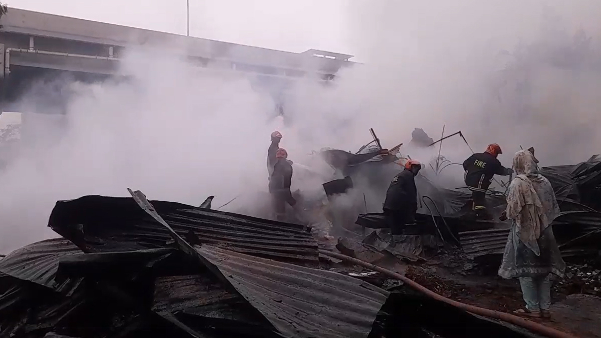 ভোরে খিলক্ষেত কাঁচাবাজারে আগুন