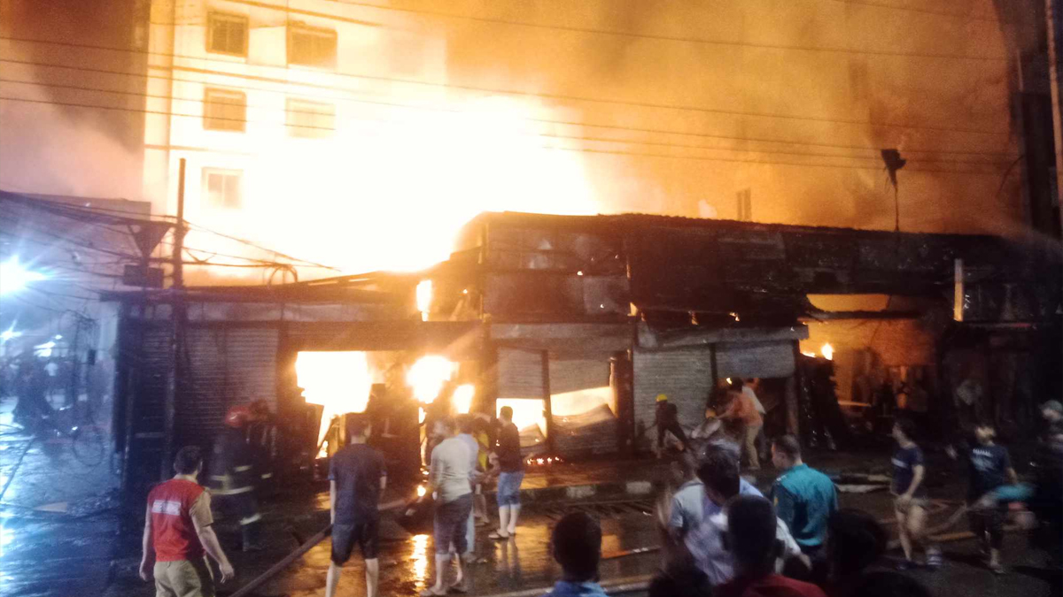 বাড্ডায় আগুন, ফায়ার সার্ভিসের ৬ ইউনিটের সাড়ে তিন ঘণ্টার চেষ্টায় নিয়ন্ত্রণে