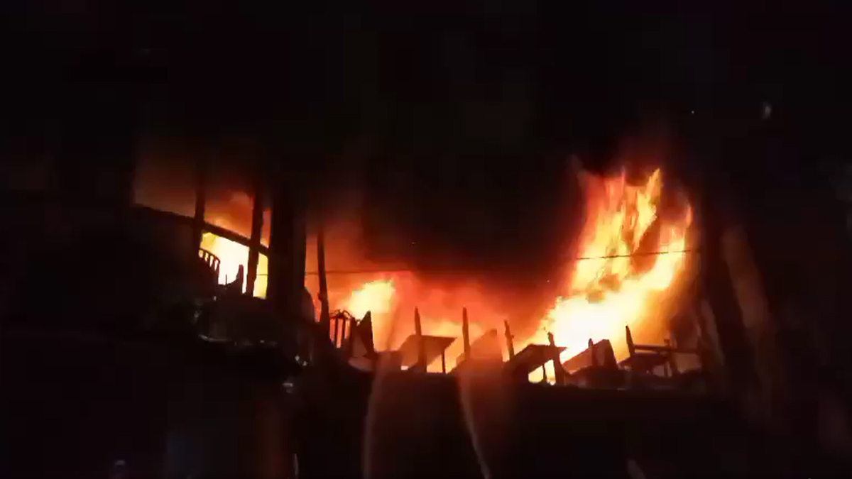 বেইলি রোডে রেস্টুরেন্টে ভয়াবহ আগুন, নিয়ন্ত্রণে ফায়ার সার্ভিসের ১০ ইউনিট