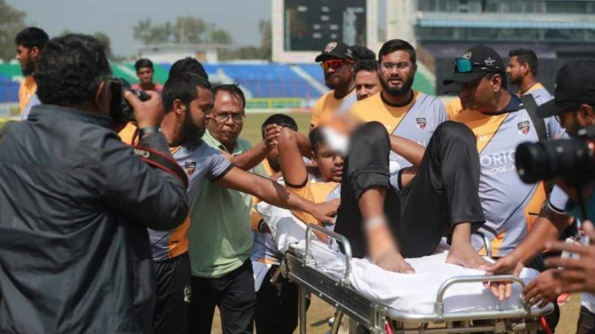 মাথায় বল লেগে আহত মোস্তাফিজ, মাঠ থেকে অ্যাম্বুলেন্সে নেয়া হলো হাসপাতালে
