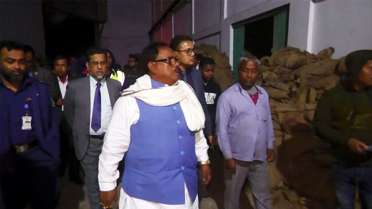 রাইস মিলে খাদ্যমন্ত্রীর অভিযান, লাখ টাকা জরিমানা