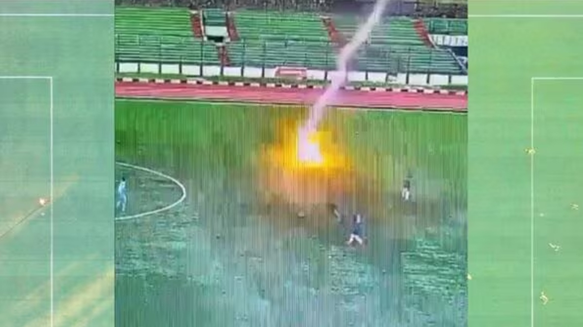 খেলা চলাকালে বজ্রপাতে ইন্দোনেশিয়ান ফুটবলারের মৃত্যু