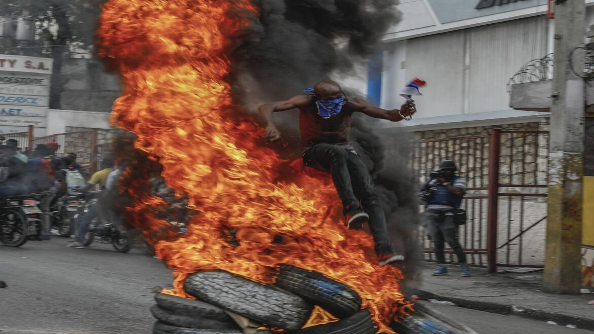 সরকার বিরোধী বিক্ষোভে উত্তাল হাইতি