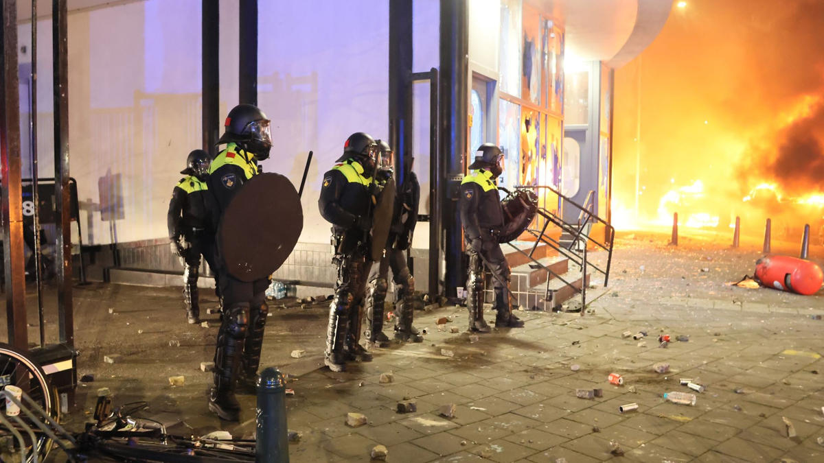 নেদারল্যান্ডসে দুই পক্ষের মধ্যে ব্যাপক সহিংসতা