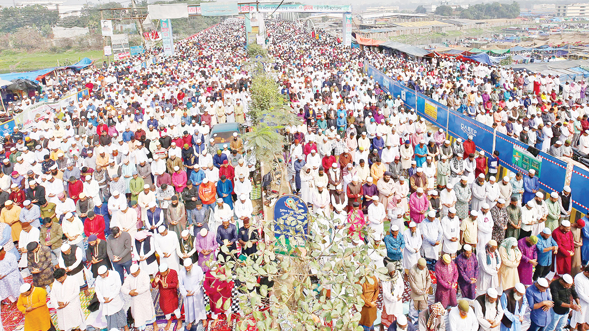 দেশের বৃহৎ জুমার নামাজ আদায় হলো তুরাগতীরে