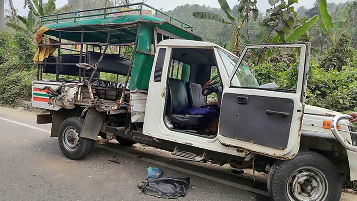 খাগড়াছড়িতে পর্যটকবাহী বাস-পিকআপ সংঘর্ষে নিহত ২, আহত ১৭