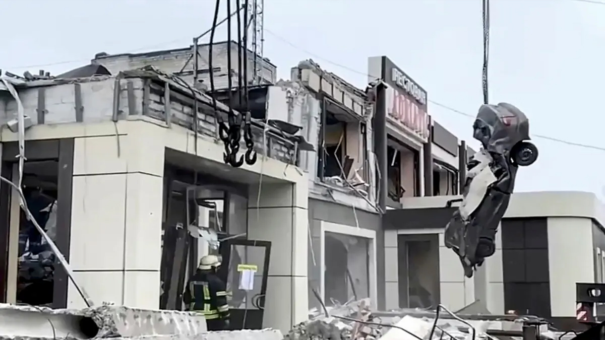 রাশিয়ার দখলকৃত লুহানস্কের বেকারিতে হামলা