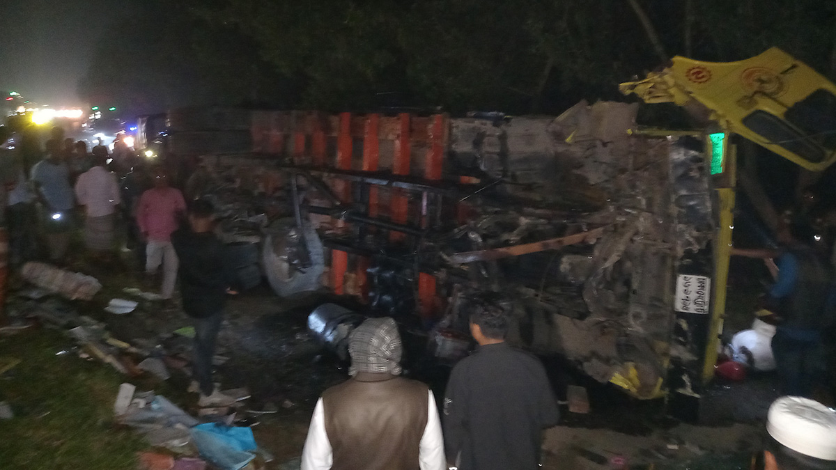 মাদারীপুরে এক্সপ্রেসওয়েতে বাস-ট্রাক সংঘর্ষে ৩ জন নিহত