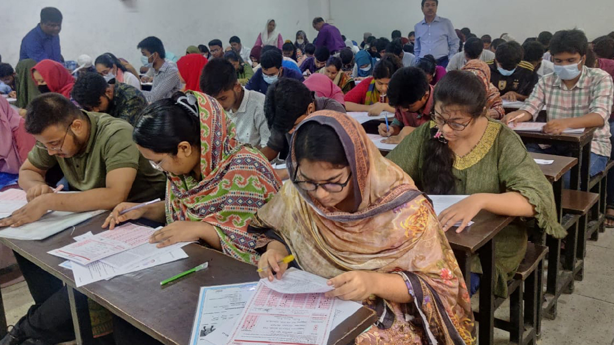 মেডিকেল ভর্তি পরীক্ষা শুরু: সরকারিতে প্রতি আসনে লড়ছেন ১৯ জন