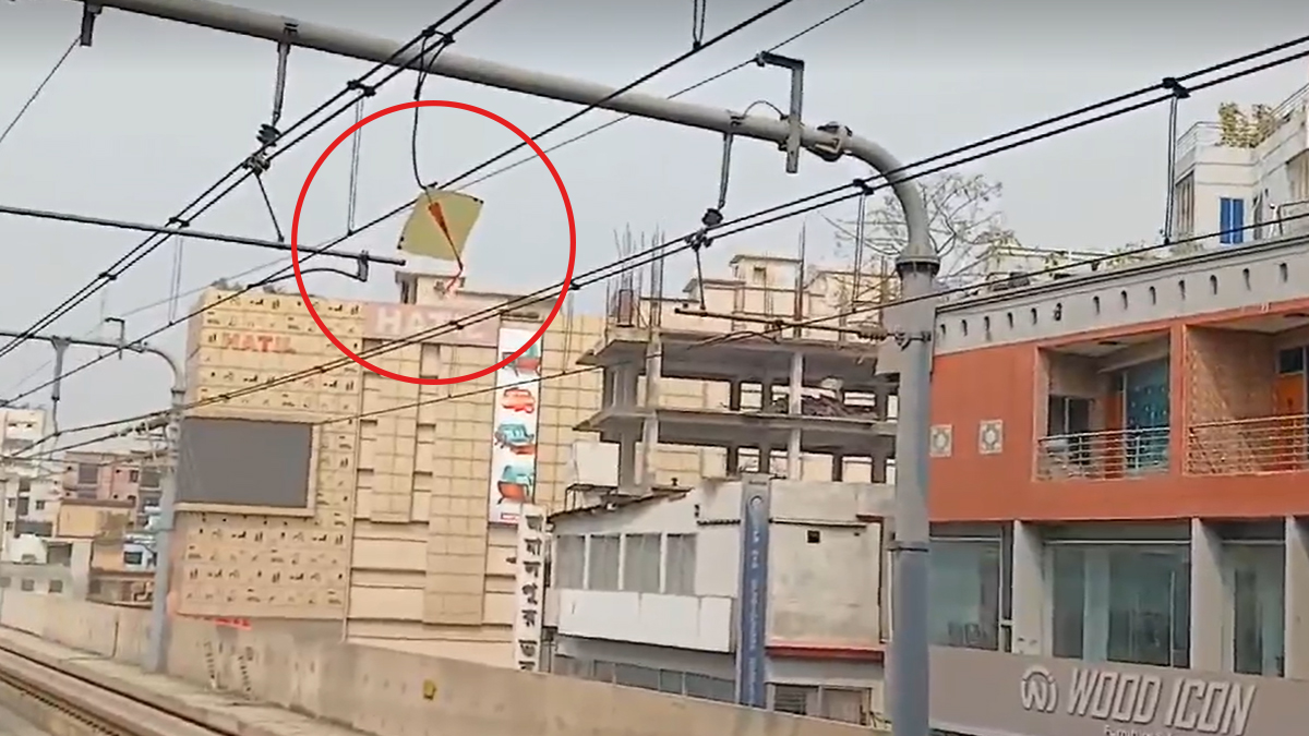 ঘুড়ি আটকে সাময়িক বন্ধ মেট্রোরেল চলাচল