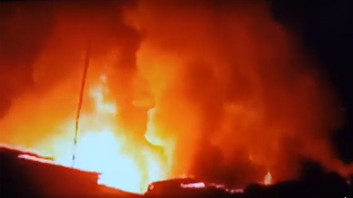 মিরপুর বস্তিতে অগ্নিকাণ্ড: পুড়লো প্রায় অর্ধশতাধিক বসতঘর