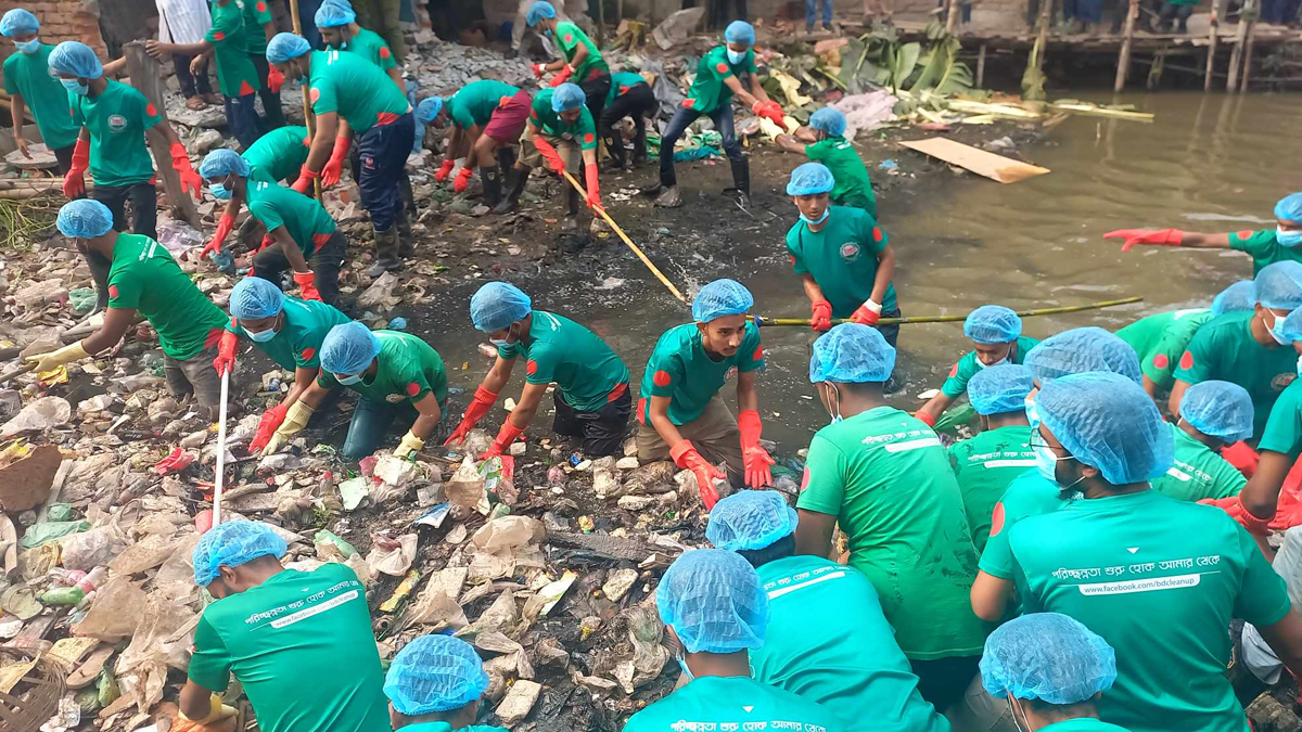 মিরপুরের প্যারিস খালে চলছে অবৈধ দখল উচ্ছেদ ও পরিচ্ছন্নতা অভিযান
