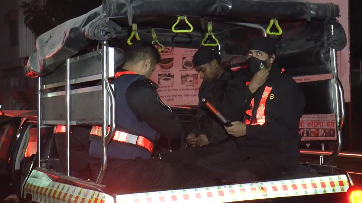 নরসিংদীতে মাদকবিরোধী অভিযানে র্যাবের ২ সদস্যকে কুপিয়ে আসামি ছিনতাই