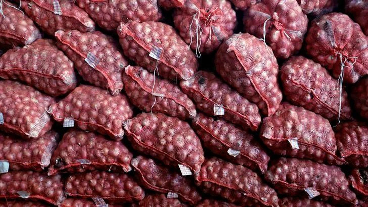 ২ দিনের ব্যবধানে খাতুনগঞ্জে কেজিতে পেঁয়াজের দাম বেড়েছে ২০ টাকা