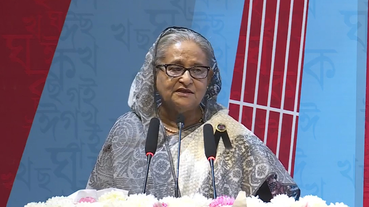 হঠাৎ ধনী হলে মানুষ ভাবে ইংরেজিতে কথা বলা আধুনিকতা: প্রধানমন্ত্রী