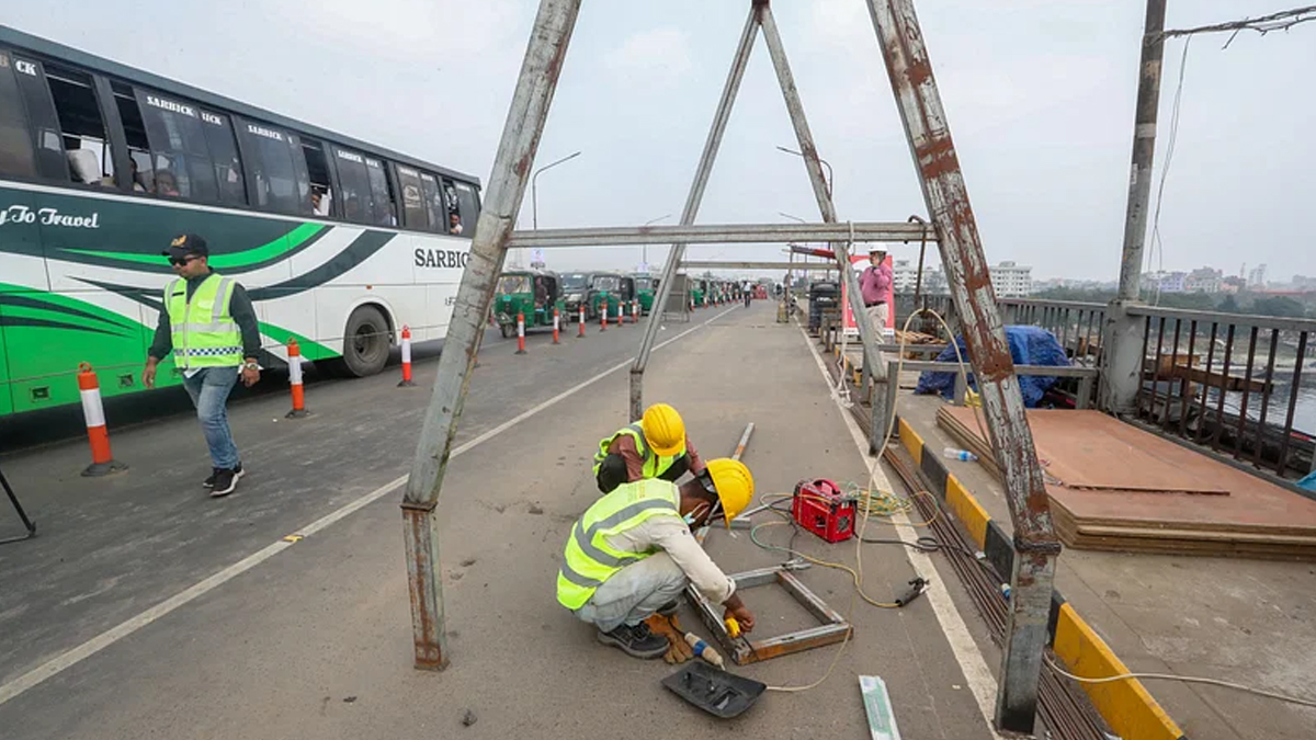 আজ পোস্তগোলা সেতুতে চলছে ১০ টনের কম ওজনের যানবাহন