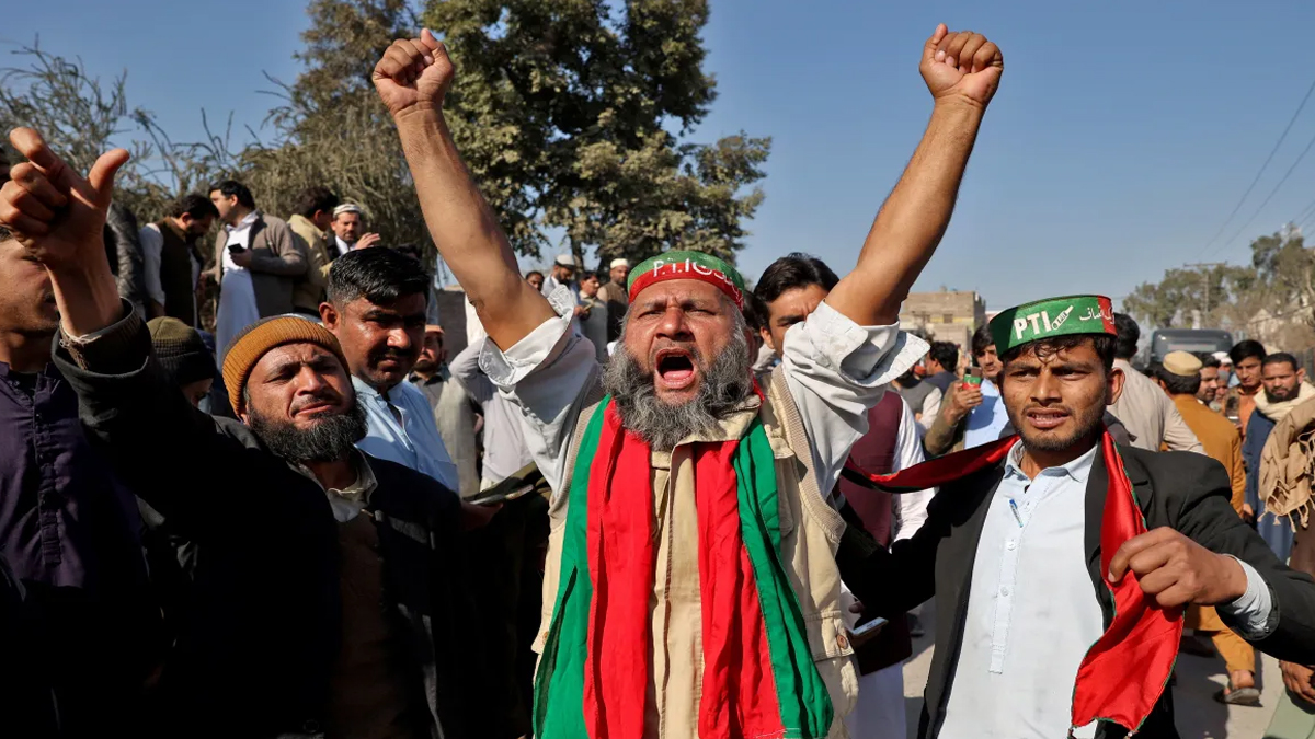 ভোটে কারচুপির অভিযোগে ইমরান কর্মীদের বিক্ষোভ, সংঘর্ষে নিহত ২