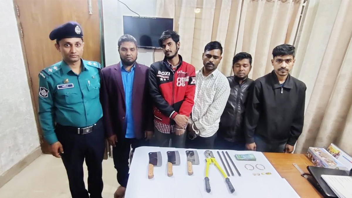 বিলাসী জীবনের ব্যয় মেটাতে ডাকাতি করতেন তারা